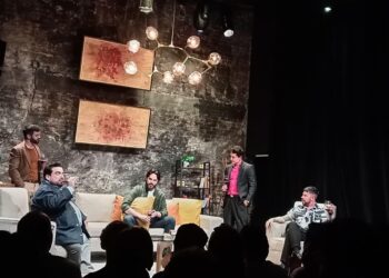 Elenco de Entre Nosotros durante la presentación de la obra teatral que aborda el reencuentro de amigos después de 25 años.