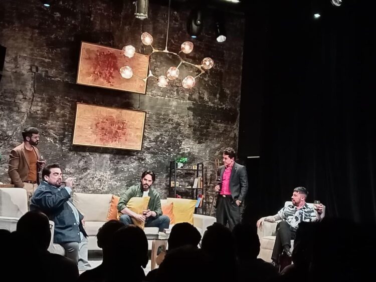 Elenco de Entre Nosotros durante la presentación de la obra teatral que aborda el reencuentro de amigos después de 25 años.