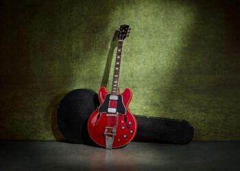 Guitarra Gibson ES-335 de edición especial inspirada en el instrumento de 1965 utilizado por Gustavo Cerati.
