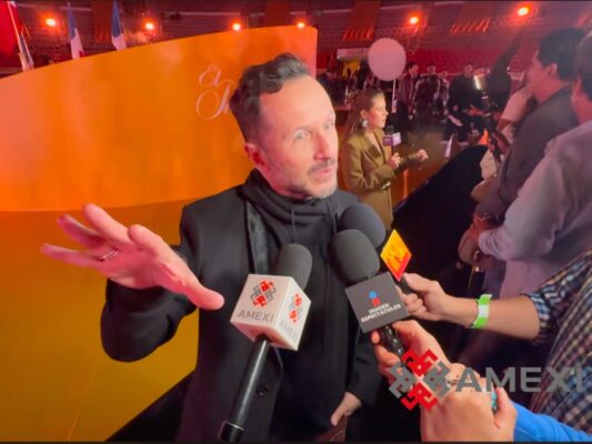 Óscar Madrazo durante un encuentro con medios en el que habló sobre la serie que contará la historia de Timbiriche.