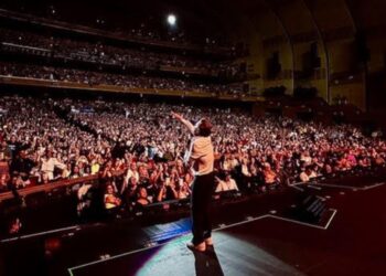 Ricardo Montaner durante su presentación sold out en el Radio City Music Hall de Nueva York, como parte de su gira El Último Regreso.