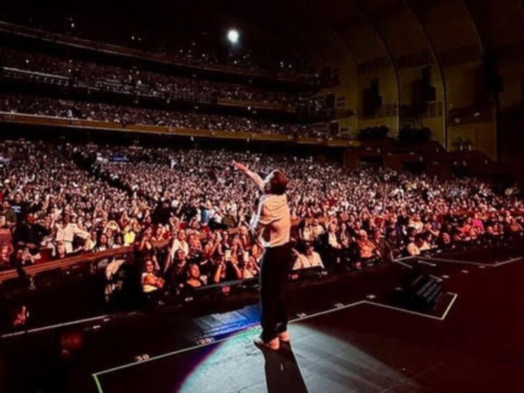 Ricardo Montaner durante su presentación sold out en el Radio City Music Hall de Nueva York, como parte de su gira El Último Regreso.