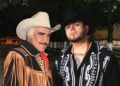Vicente Fernández y Lenin Ramírez en la promoción de la nueva versión de “Cruz de Olvido”, colaboración que forma parte del álbum Tributo al Rey con Banda (Grandes Duetos) Vol. 2.