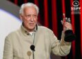 Werner Herzog recibe el Premio Donostia de manos del actor Orlando Bloom durante la gala inaugural del Festival de San Sebastián.