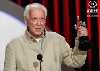 Werner Herzog recibe el Premio Donostia de manos del actor Orlando Bloom durante la gala inaugural del Festival de San Sebastián.