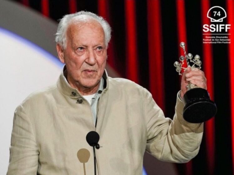 Werner Herzog recibe el Premio Donostia de manos del actor Orlando Bloom durante la gala inaugural del Festival de San Sebastián.
