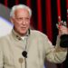 Werner Herzog recibe el Premio Donostia de manos del actor Orlando Bloom durante la gala inaugural del Festival de San Sebastián.