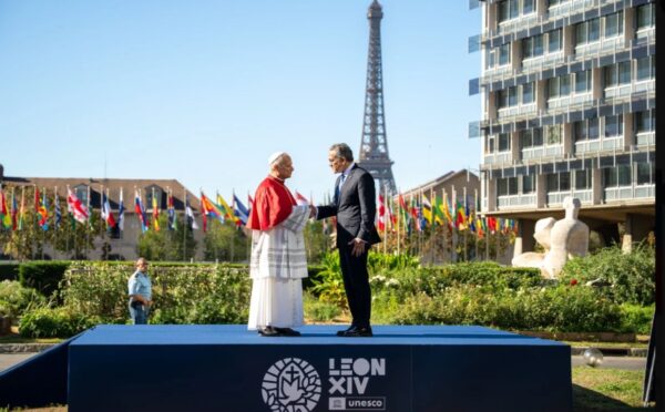 El Papa León XIV con el titular de la UNESCO, Khaled El-Anany. 