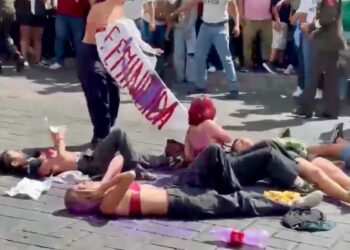 Estudiantes de UAEM protestan durante desfile cívico-militar, por asesinato de Claudia Tacoronte. AMEXI Foto Especial