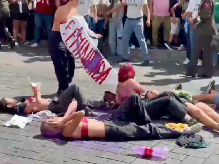 Estudiantes de UAEM protestan durante desfile cívico-militar, por asesinato de Claudia Tacoronte. AMEXI Foto Especial