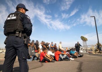 Guardia Costera de EU intercepta embarcación con 37 migrantes frente a California.