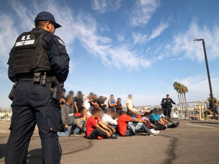 Guardia Costera de EU intercepta embarcación con 37 migrantes frente a California.