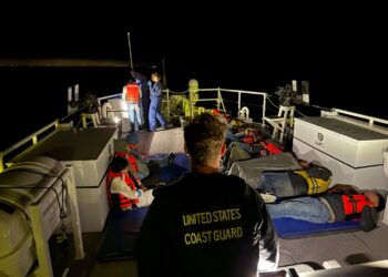 Guardia Costera de EU detiene a 16 migrantes frente a San Diego
