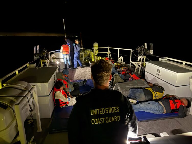 Guardia Costera de EU detiene a 16 migrantes frente a San Diego