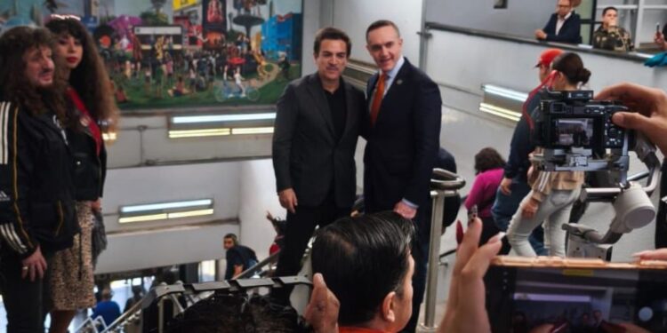 Inauguración del Mural de Manjarrez en la estación Puebla del Metro. AMEXI/ Foto: Manjarrez