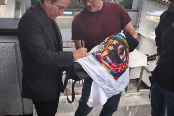Rock y pop: Nuevo mural de Manjarrez en la estación Puebla del Metro