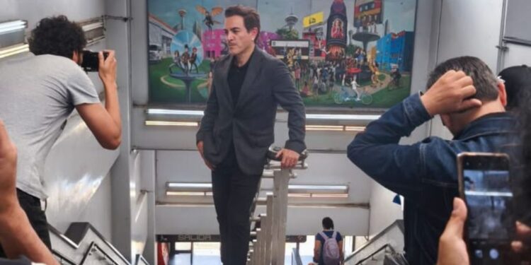 Rock y pop: Nuevo mural de Manjarrez en la estación Puebla del Metro