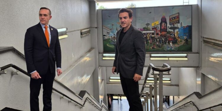 Rock y pop: Nuevo mural de Manjarrez en la estación Puebla del Metro