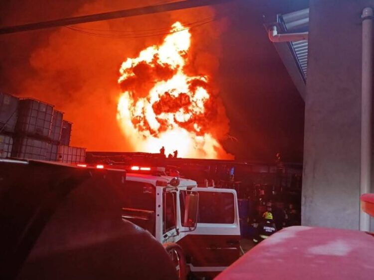 Incendio en bodega de químicos en Acolman, Edomex. 16 de septiembre de 2026. AMEXI Foto RRSS