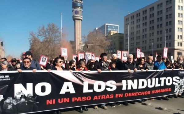 Marcha contra indultos a personas condenadas por crímenes cometidos por la dictadura en Chile