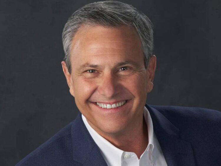 Mario Cartaya vuelve a Cuba para entender su propia historia y escribe “La Bóveda”