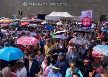 Mitin del STUNAM afuera de la Cámara de Diputados.