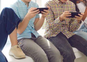 Niños con celulares. AMEXI Foto Canva