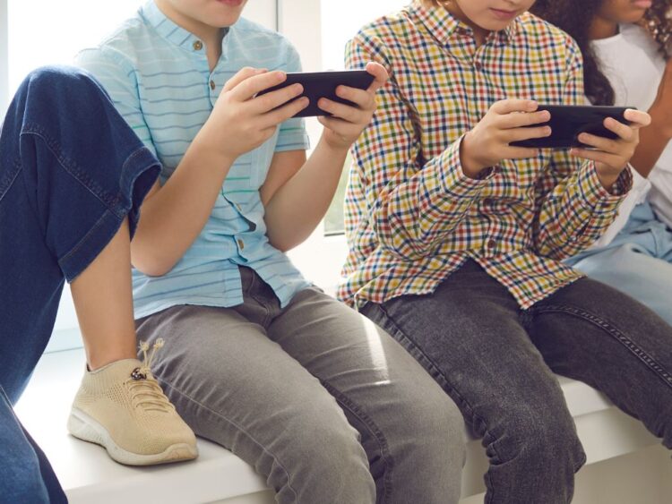 Niños con celulares. AMEXI Foto Canva