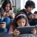 La Comisión Europea impulsa una ley para prohibir a menores de 13 años el acceso a redes sociales.
