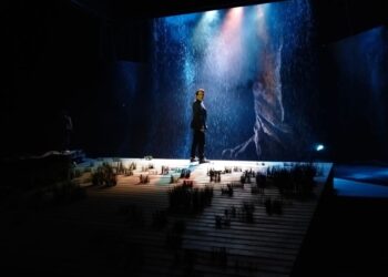 Nocturno realiza alfombra roja con famosos y estrellas