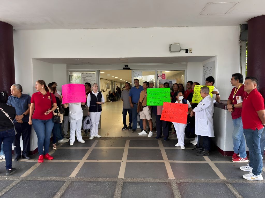 Protesta en Veracruz ante carencias del sistema de salud. Participan pacientes, familiares y personal de salud.