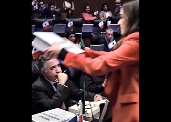 Paloma Sánchez entrega a Enrique Inzunza la carpeta con los casos de los desaparecidos en Sinaloa. AMEXI Foto Captura