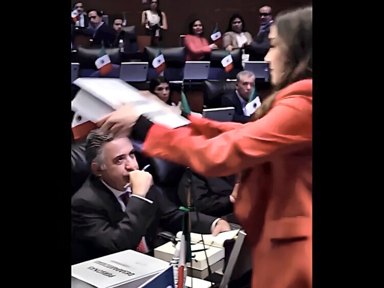 Paloma Sánchez entrega a Enrique Inzunza la carpeta con los casos de los desaparecidos en Sinaloa. AMEXI Foto Captura
