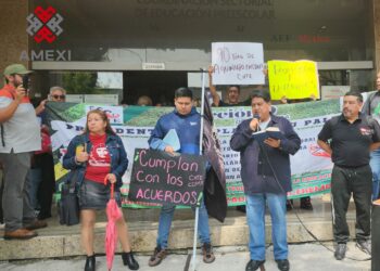 El profesor Pedro Hernández Morales, secretario general de la Sección 8 Democrática de la CNTE, exigió la devolución de descuentos a más de cuatro mil 400 profesores en la CDMX. Anuncia que la CNTE reanuda movilizaciones.