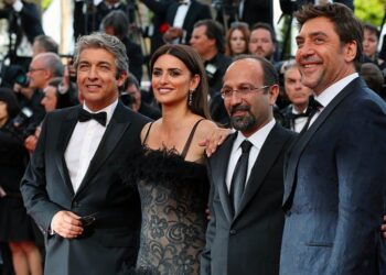 Penélope Cruz y Guitarricadelafuente sorprenden en “La Bola Negra”, la cinta de Netflix que apunta a los Oscar. | AMEXI/FOTO: RRSS