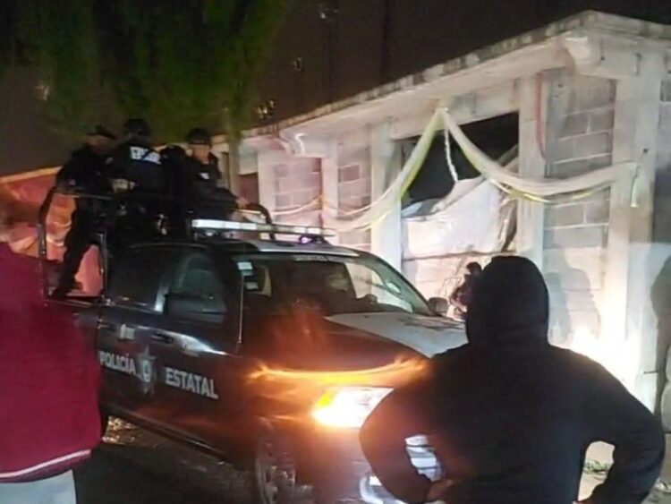 Policías del Estado de México se llevan a un hombre que intentaban linchar en Ozumba. AMEXI Foto captura de video