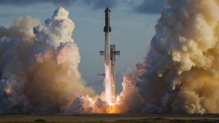 El cohete espacial más potente jamás construido alcanza órbita por primera vez en la historia