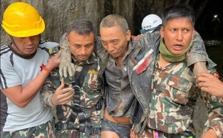 Un ciudadano chino es rescatado por soldados nepalíes, tras permanecer 10 días atrapados en un túnel, tras la avalancha de lodo del 26 de agosto.