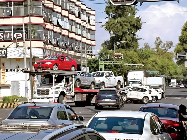 Hoy No Circula martes 8. Vehículos circulan sobre el Eje 6 Sur de la Ciudad de México. AMEXI