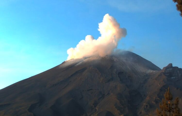 El Popocatépetl mantiene emisiones de vapor y gases hacia el noroeste | AMEXI/FOTO: Cenapred