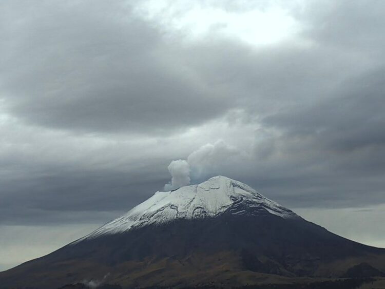 Popocatépetl registra una exhalación de baja intensidad con emisión de vapor y gases volcánicos.