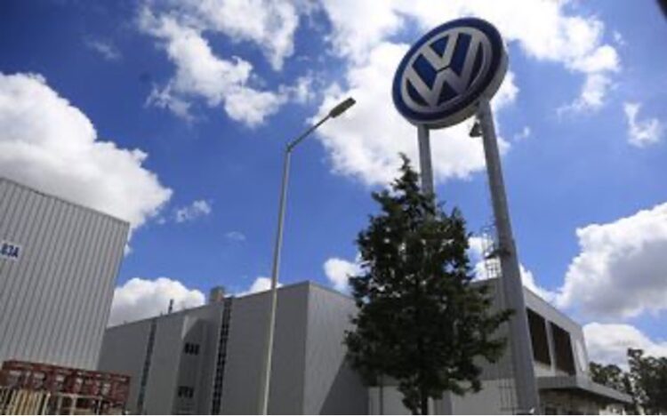La mayoría de los trabajadores de la Volkswagen de Puebla rechazó el aumento del 4.3% que acordó la directiva sindical con la empresa, y podrían irse a huelga el 2 de octubre