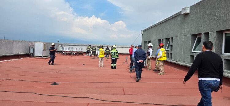 Evacúan a 980 personas por fuga de gas en Centro Médico López Mateos