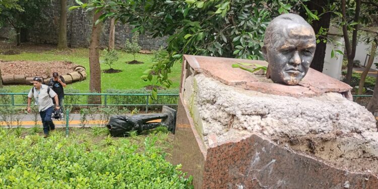 Cabeza de la estatua derribada de Felipe Calderón, tras la protesta de extrabajadores de Luz y Fuerza del Centro, a 17 años de la extinción de la empresa.