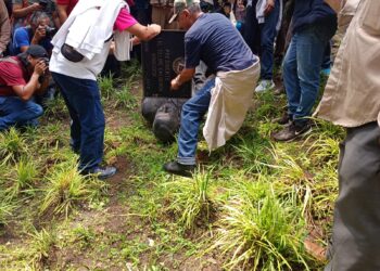 Extrabajadores de Luz y Fuerza del Centro decapitando la estatua del expresidente Felipe Calderón en la CDMX. AMEXI/Foto: Luis Martín González