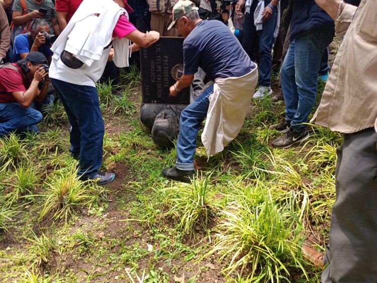 Extrabajadores de Luz y Fuerza del Centro decapitando la estatua del expresidente Felipe Calderón en la CDMX. AMEXI/Foto: Luis Martín González