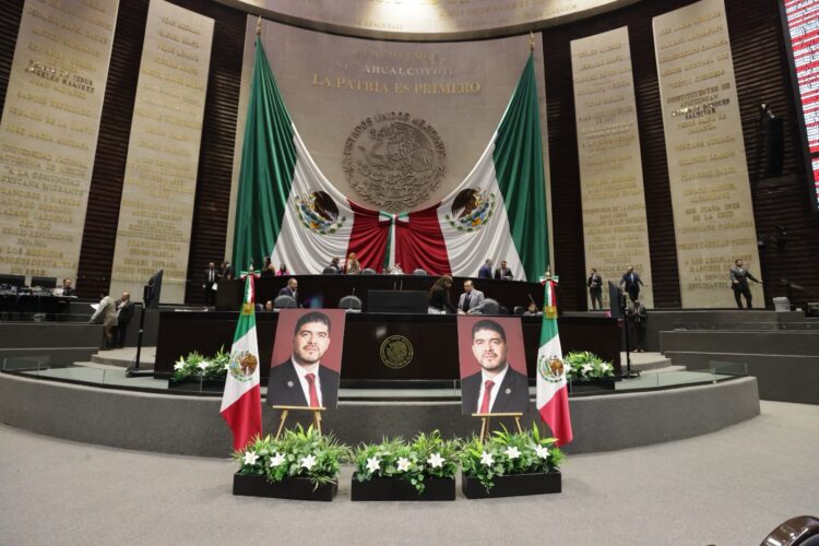 Diputados rinden homenaje a Zenyazen Escobar tras su muerte en Veracruz