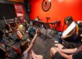 YouTube facilita aprender música, pero la disciplina y la experiencia presencial son claves para las nuevas generaciones. | AMEXI/FOTO: IG @schoolofrock
