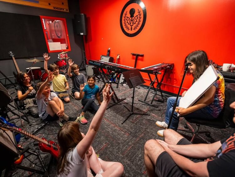 YouTube facilita aprender música, pero la disciplina y la experiencia presencial son claves para las nuevas generaciones. | AMEXI/FOTO: IG @schoolofrock
