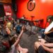 YouTube facilita aprender música, pero la disciplina y la experiencia presencial son claves para las nuevas generaciones. | AMEXI/FOTO: IG @schoolofrock